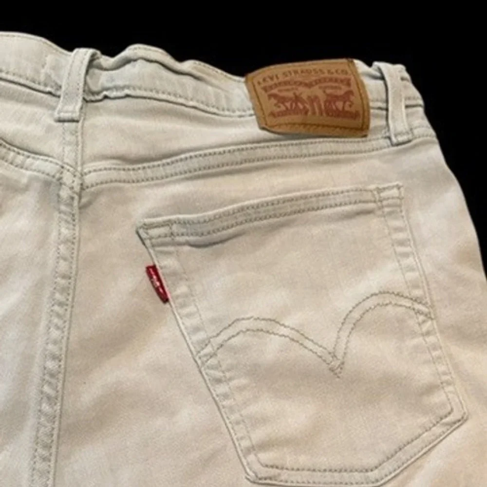 Levis High Rise Denim Shorts Light Grey Raw Hem Size 31 Womens Cutoff Shorts‎
